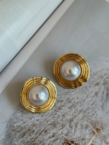 Gold Rengi Beyaz Taş Detaylı Yuvarlak Model Kadın Küpe