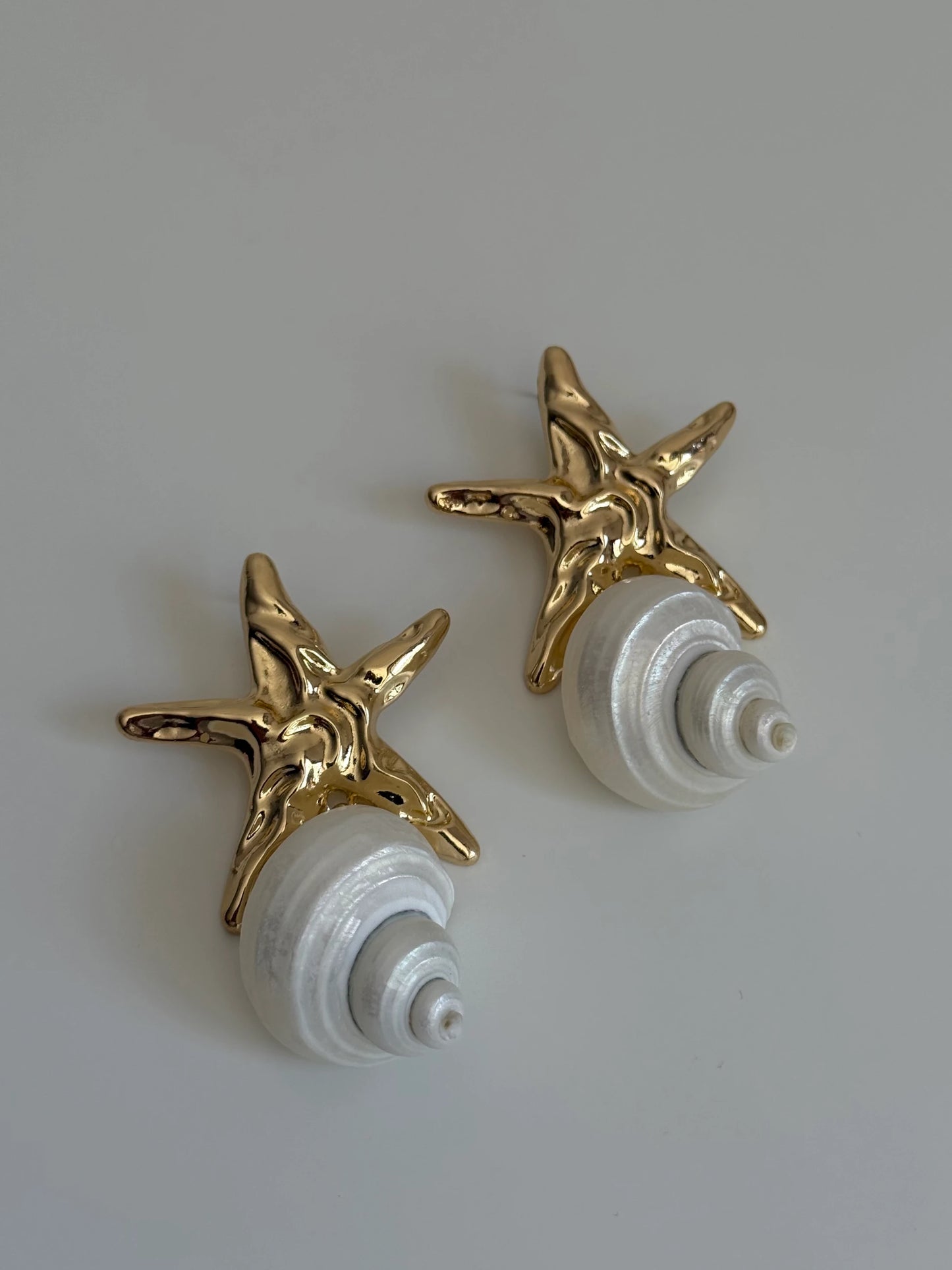 Gold Rengi Yıldızlı Deniz Kabuğu Model Kadın Küpe