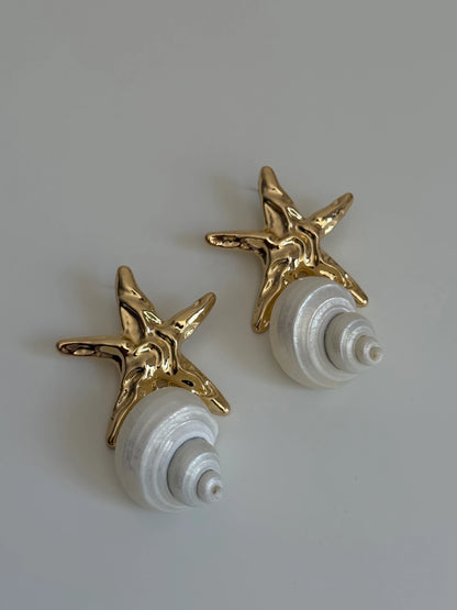 Gold Rengi Yıldızlı Deniz Kabuğu Model Kadın Küpe