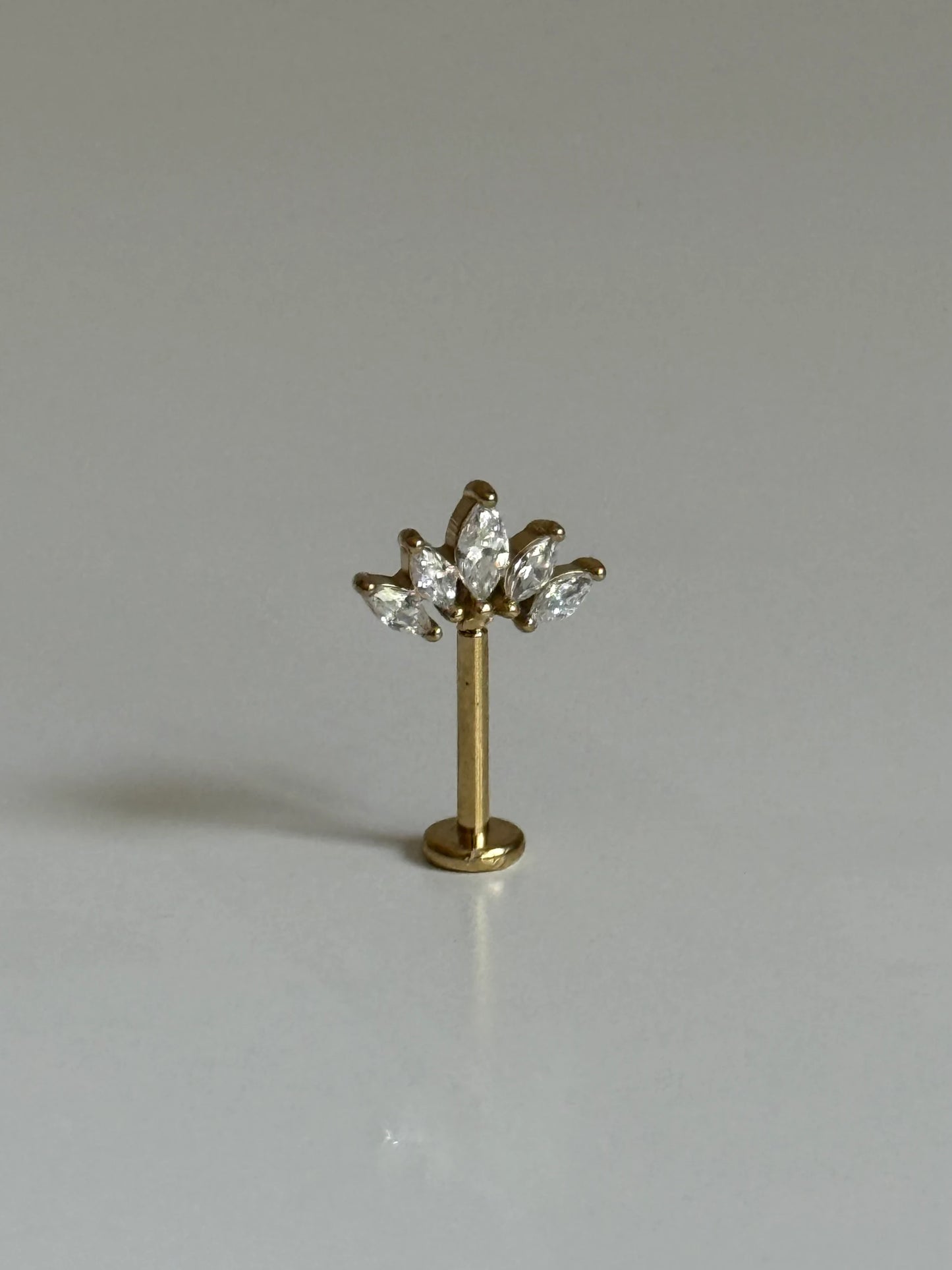 Gold Rengi Taşlı Vertical Helix Piercing