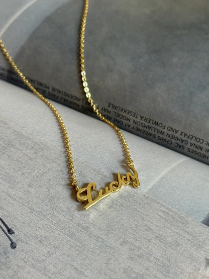 Gold Rengi Lucky (Şanslı) Yazılı Kadın Kolye
