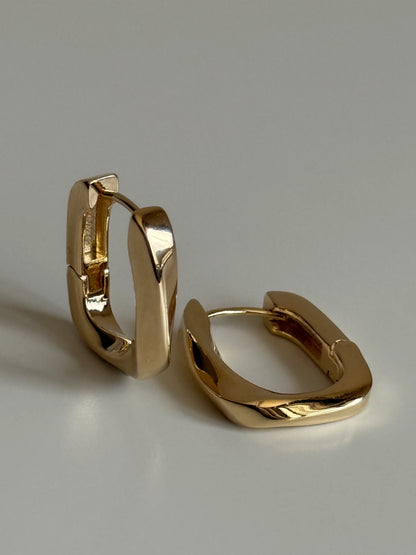 Gold Rengi Burgu Model Kadın Küpe