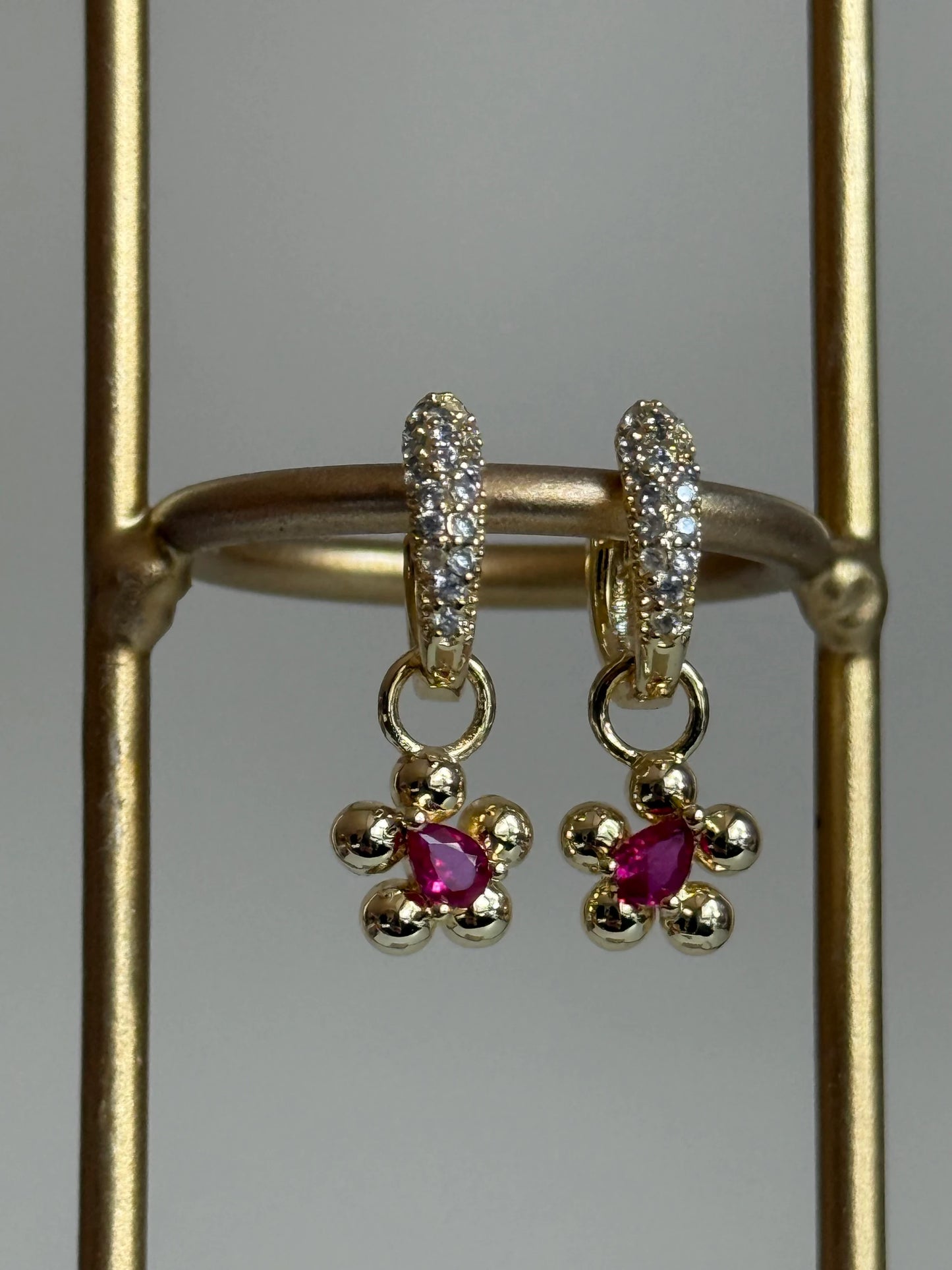 Gold Rengi Renkli Taşlı Çiçek Model Sallantılı Kadın Küpe
