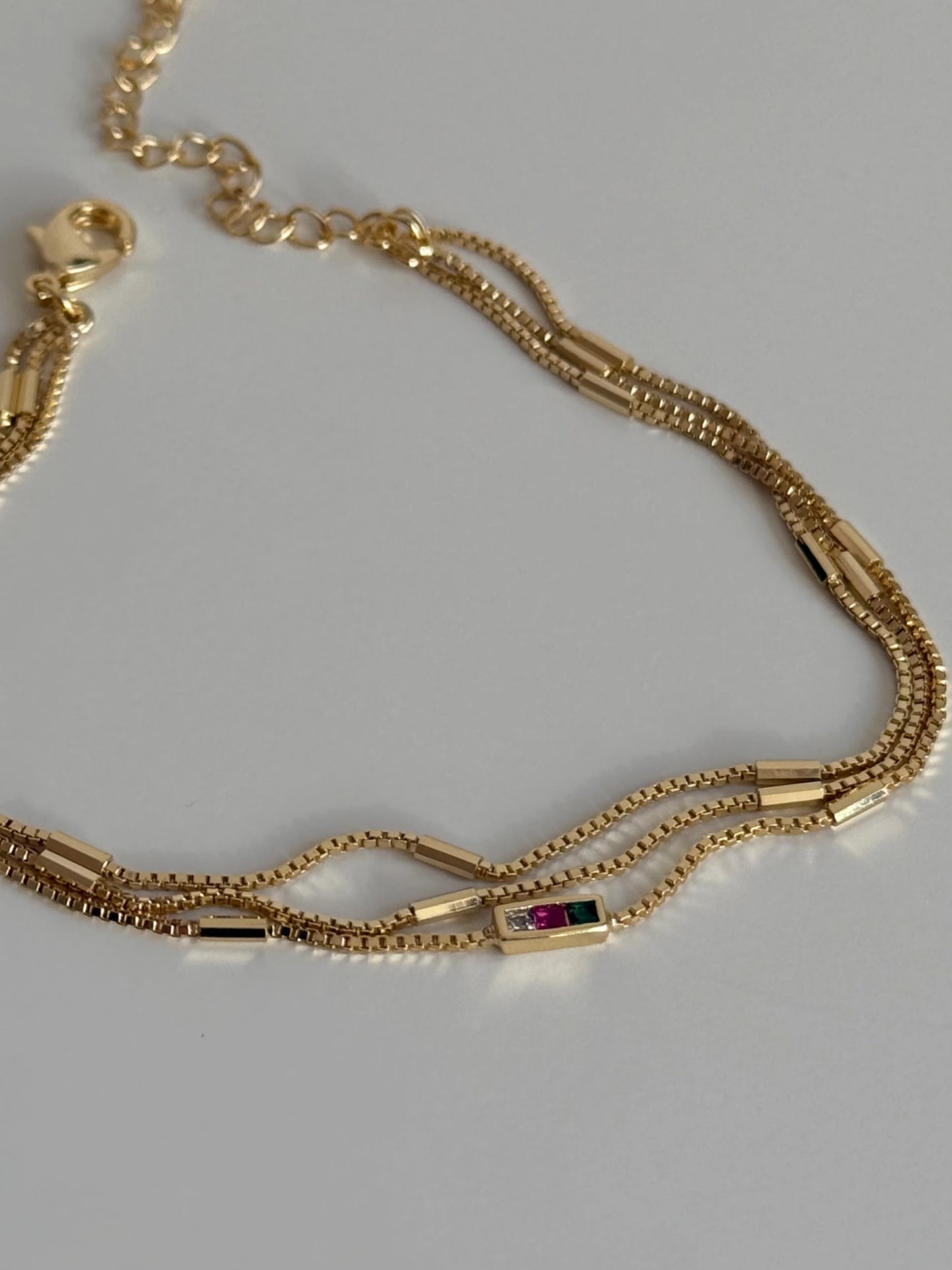 Gold Rengi Renkli Taşlı Üç Sıra Kadın Bileklik