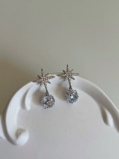 Yıldız Model Yuvarlak Zirkon Taş Sallantılı Kadın Küpe