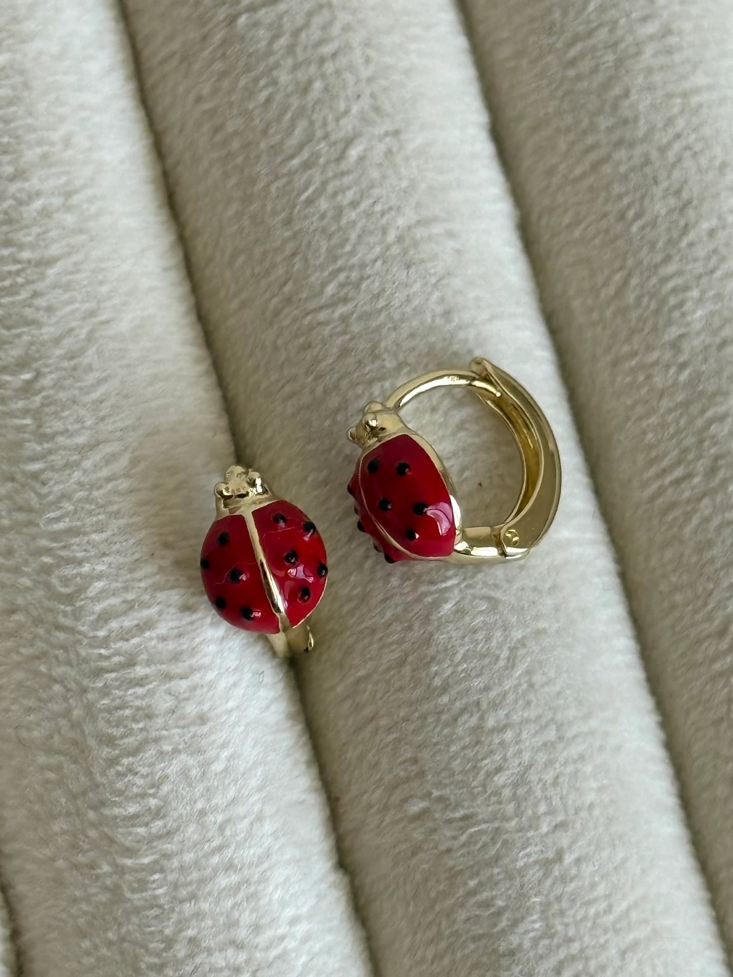 Gold Rengi Uğur Böceği Figürlü Xupıng Kadın Küpe
