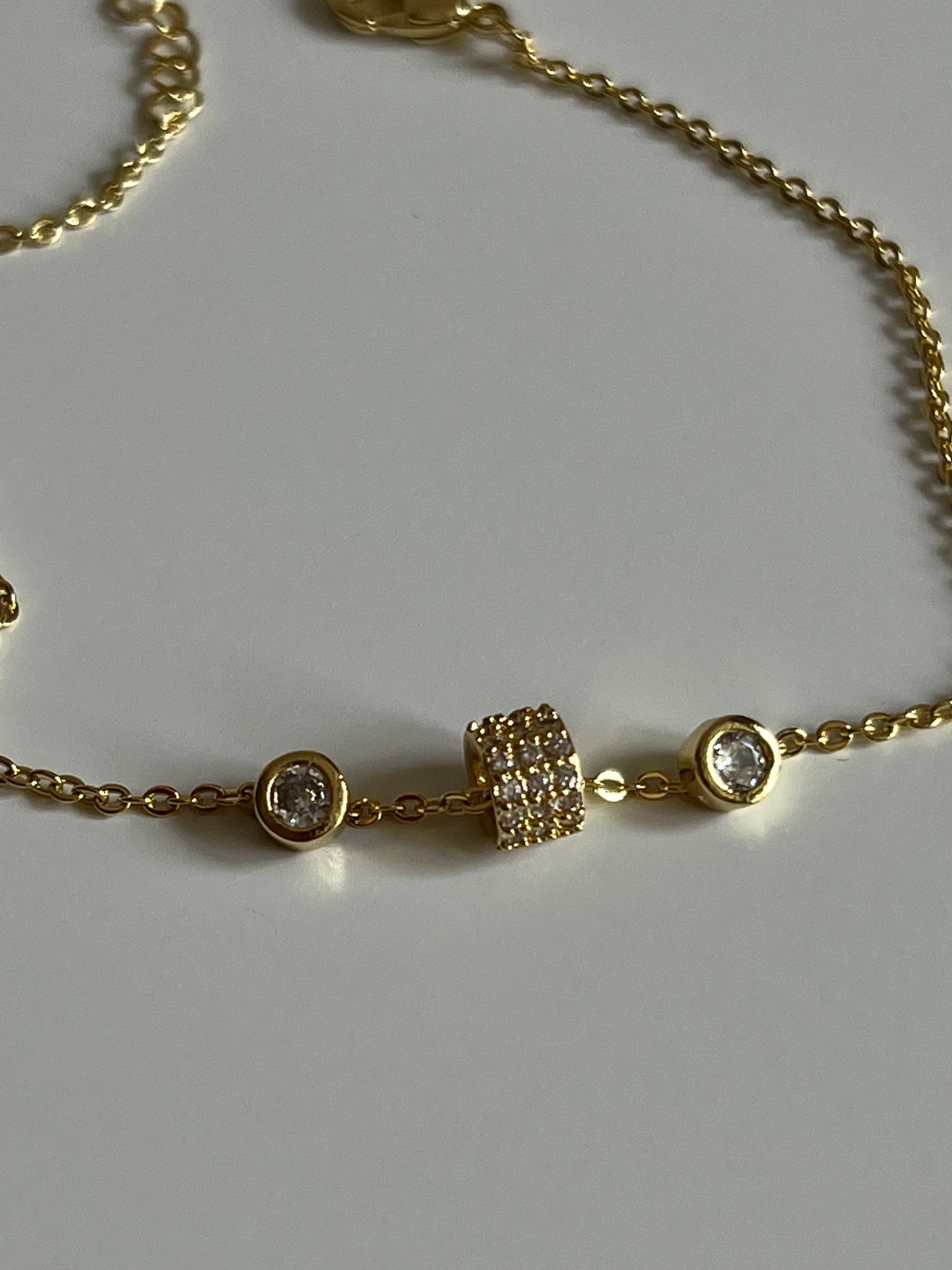 Gold Rengi Zirkon Taşlı Halka Detaylı Kadın Bileklik