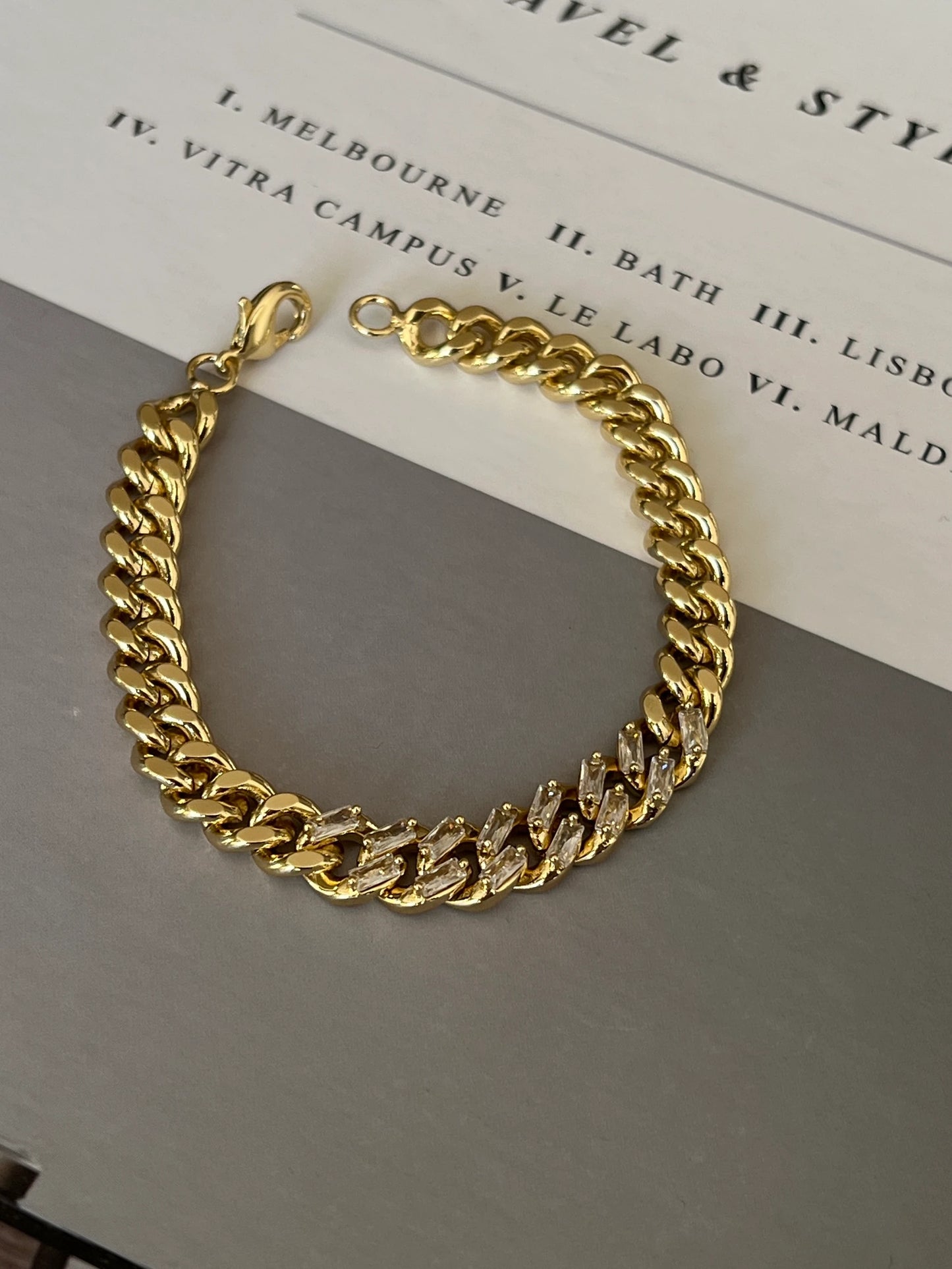 Gold Rengi Zirkon Taşlı Kadın Bileklik