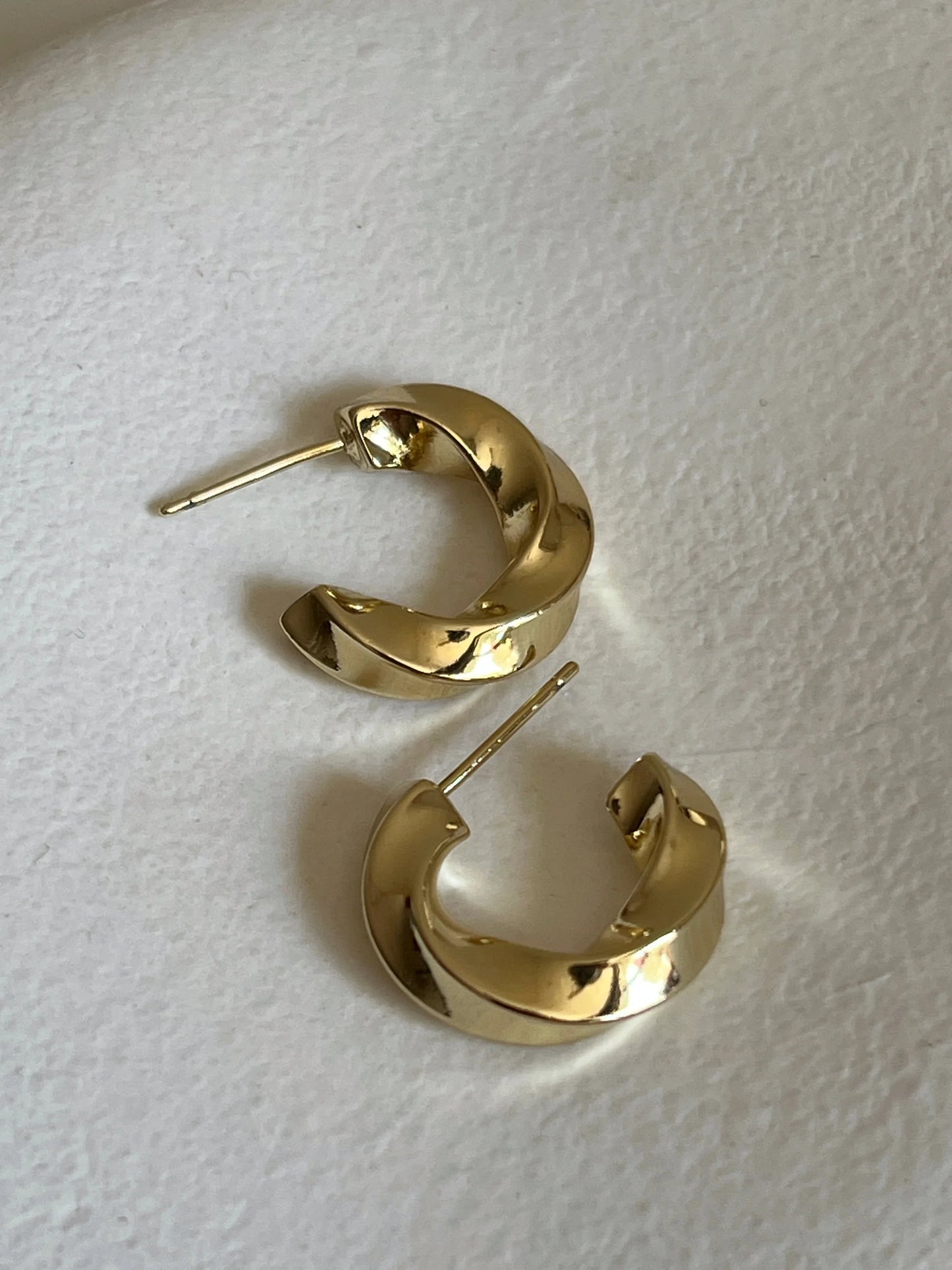 Gold Rengi Dalga Model Yarım Halka Xupıng Kadın Küpe