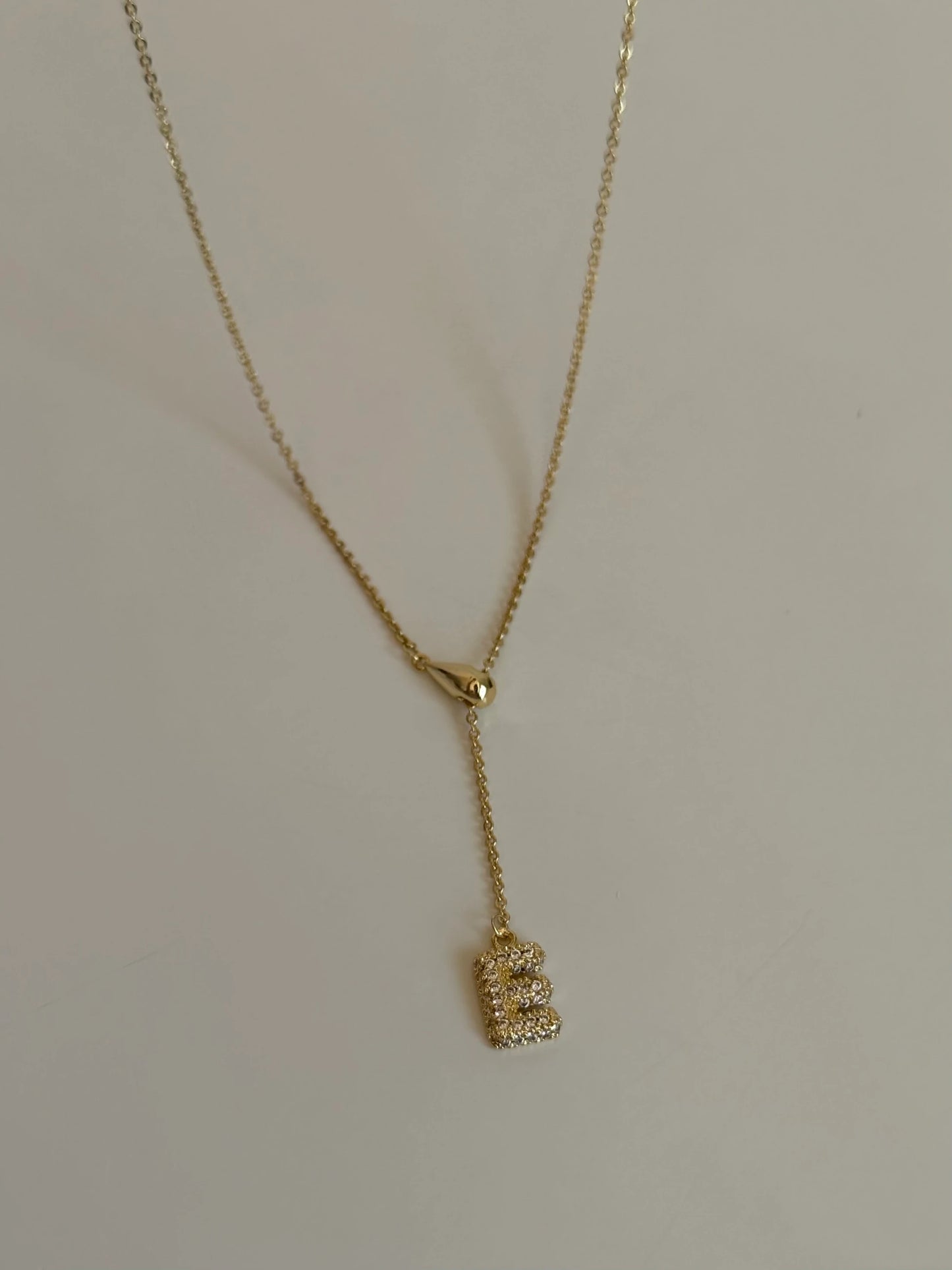 Gold Rengi Damla Detay Asansörlü Harf Kadın Kolye