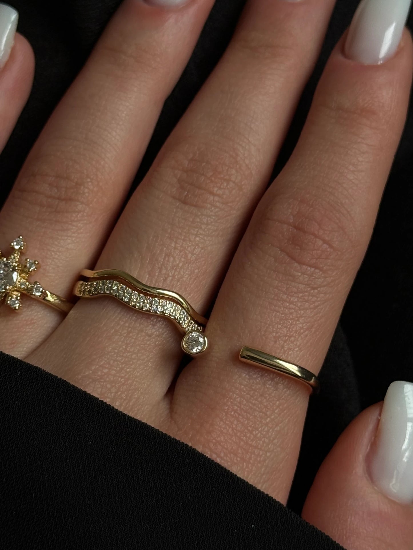 Gold Rengi Yuvarlak Taş Detaylı Kare Model Kadın Yüzük