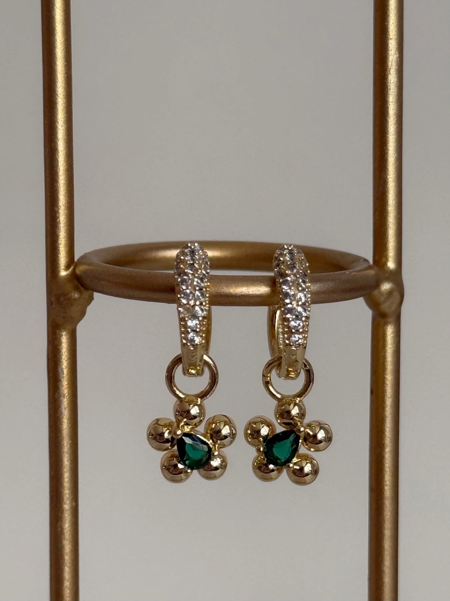 Gold Rengi Renkli Taşlı Çiçek Model Sallantılı Kadın Küpe