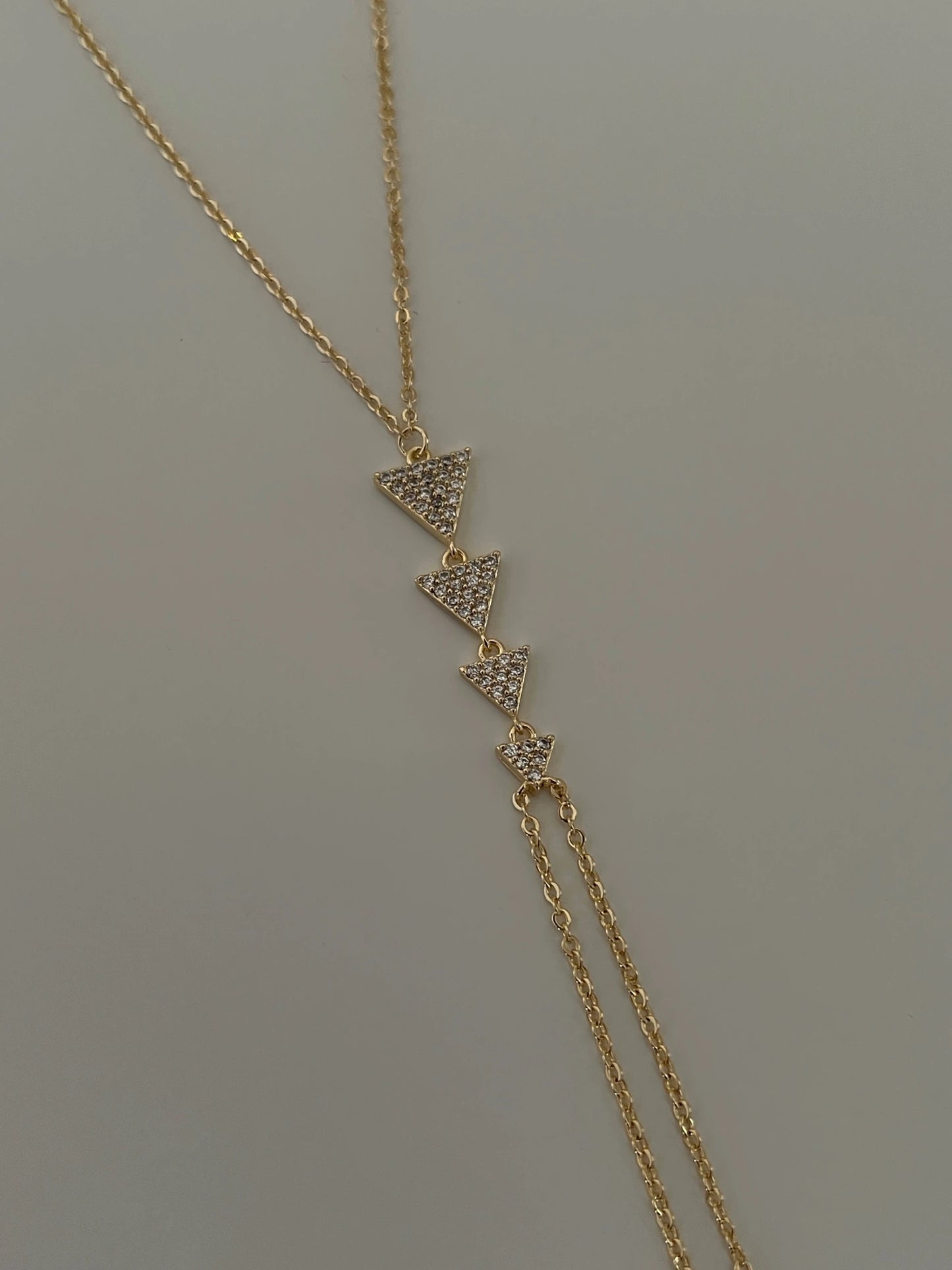 Gold Rengi Zirkon Taşlı Sıralı Üçgen Kadın Şahmeran