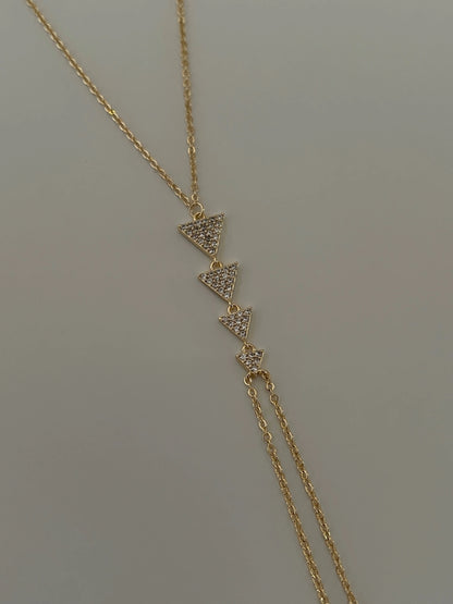 Gold Rengi Zirkon Taşlı Sıralı Üçgen Kadın Şahmeran