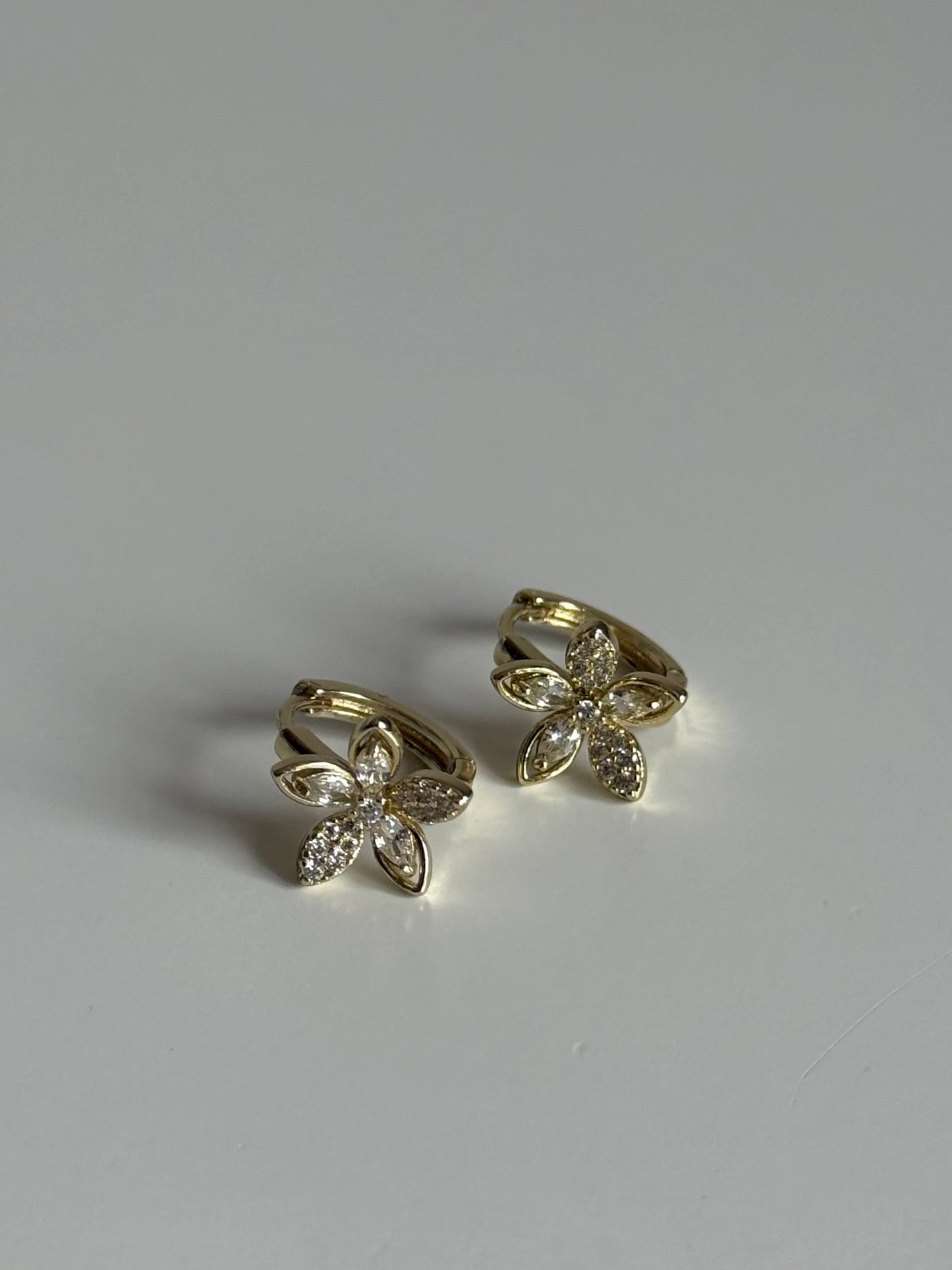 Gold Rengi Taşlı Çiçek Model Xupıng Küpe