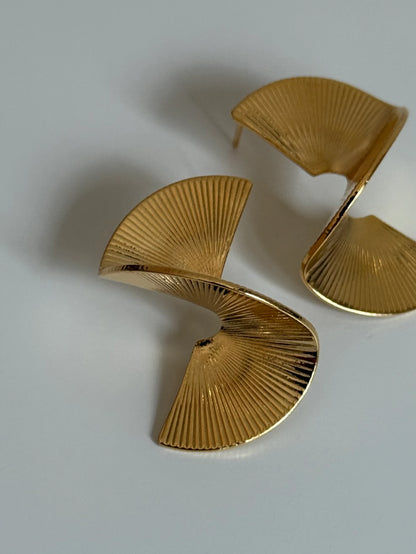 Gold Rengi Asimetrik Model Kadın Küpe