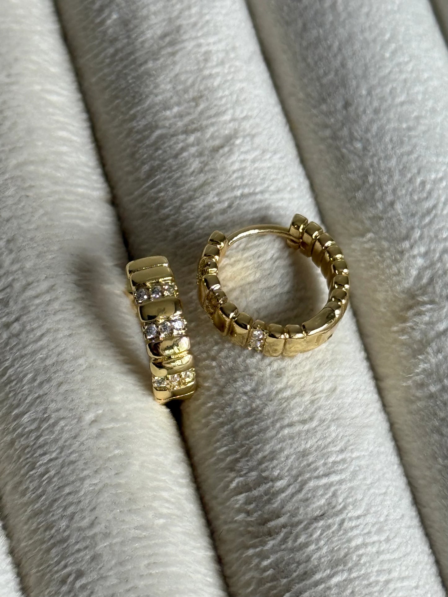 Gold Rengi Minimal Halka Kadın Küpe