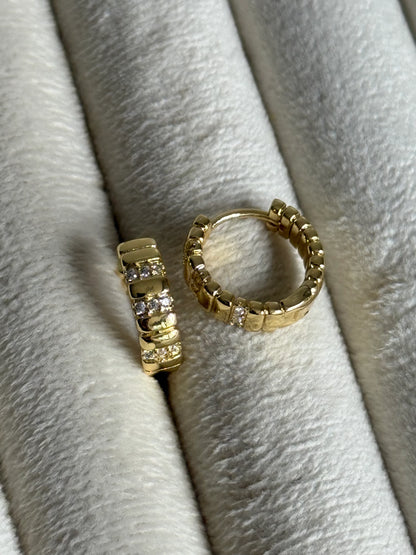 Gold Rengi Minimal Halka Kadın Küpe