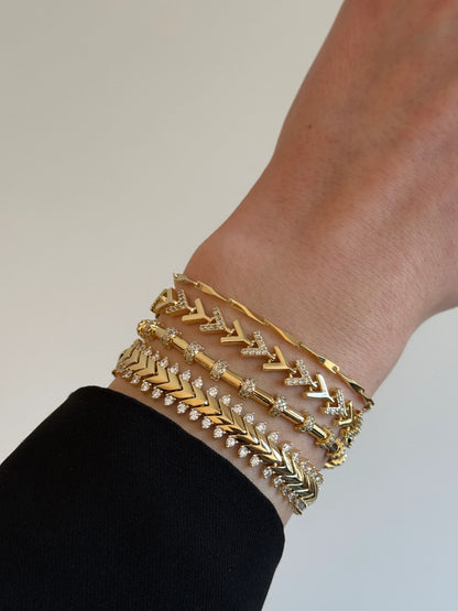 Gold Rengi V Model Taşlı Kadın Bileklik