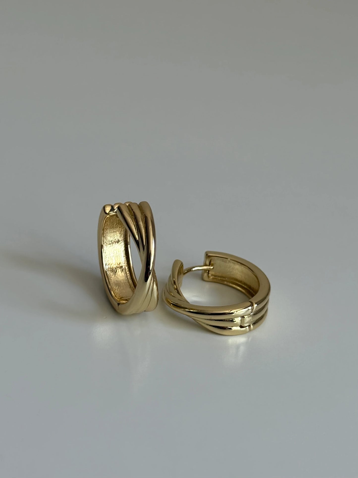 Gold Rengi Burgu Model Halka Kadın Küpe