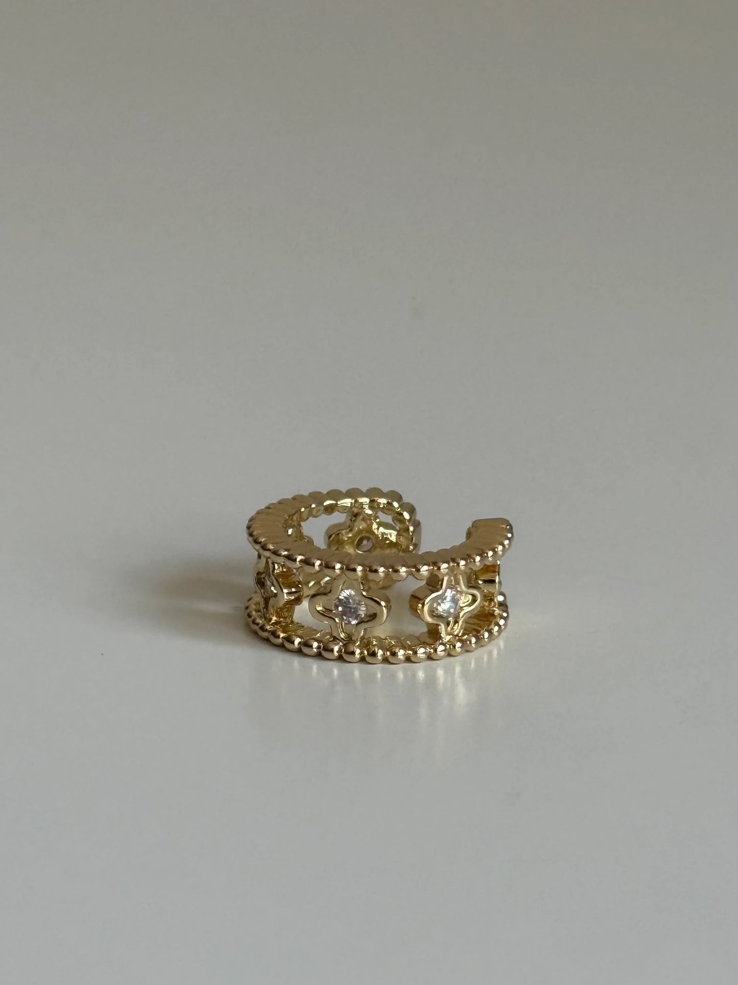 Gold Rengi Yonca Model Kadın Kıkırdak Küpe