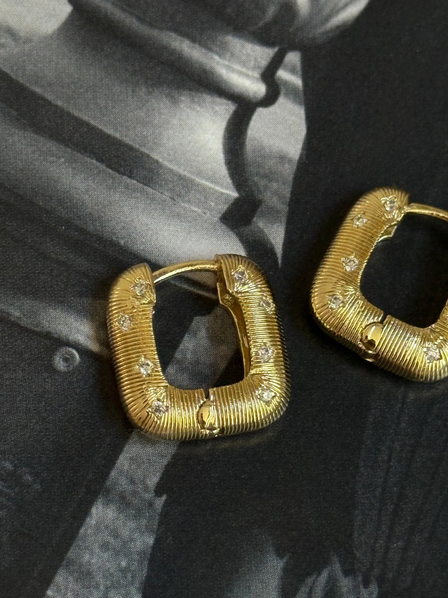 Gold Rengi Kare Model Kadın Küpe