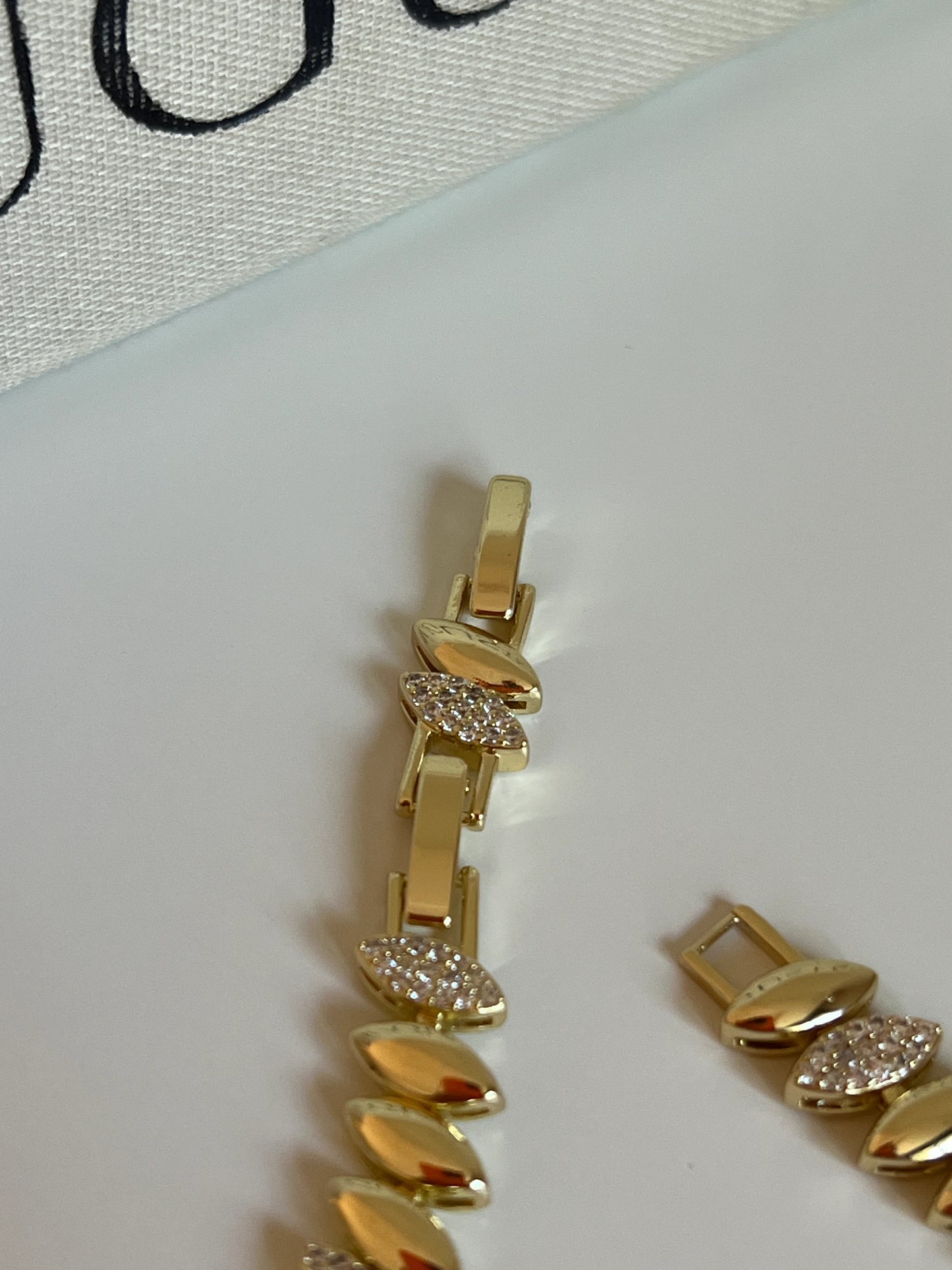 Gold Rengi Zirkon Taşlı Kadın Bileklik