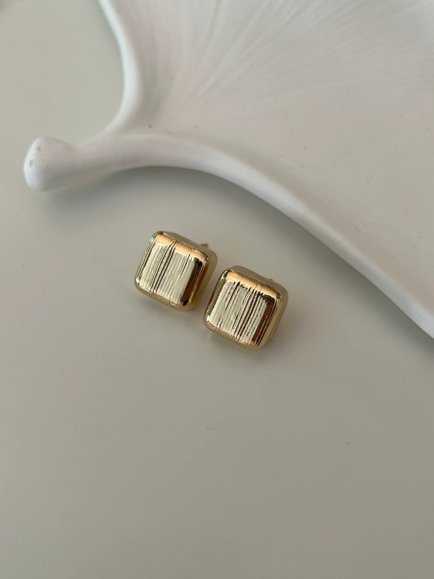 Gold Rengi Kare Kadın Küpe