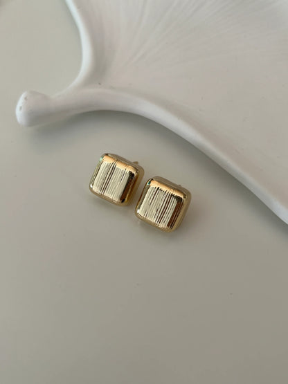 Gold Rengi Kare Kadın Küpe