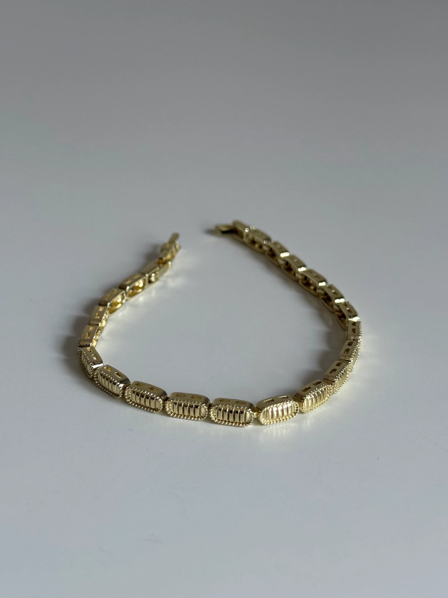 Gold Rengi Oval Formda Çizgili Model Kadın bileklik