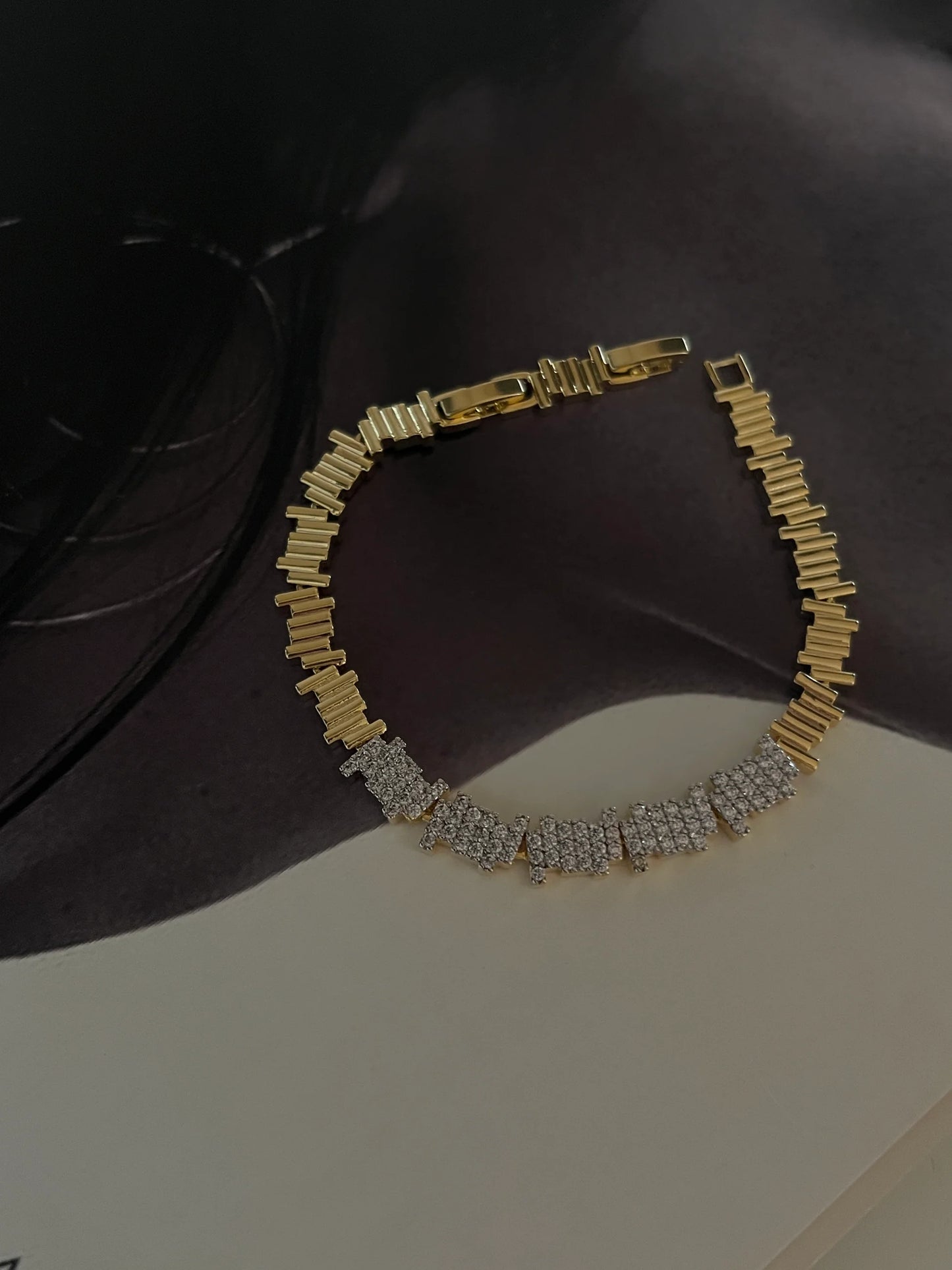 Gold Rengi Zirkon Taşlı Kadın Bileklik