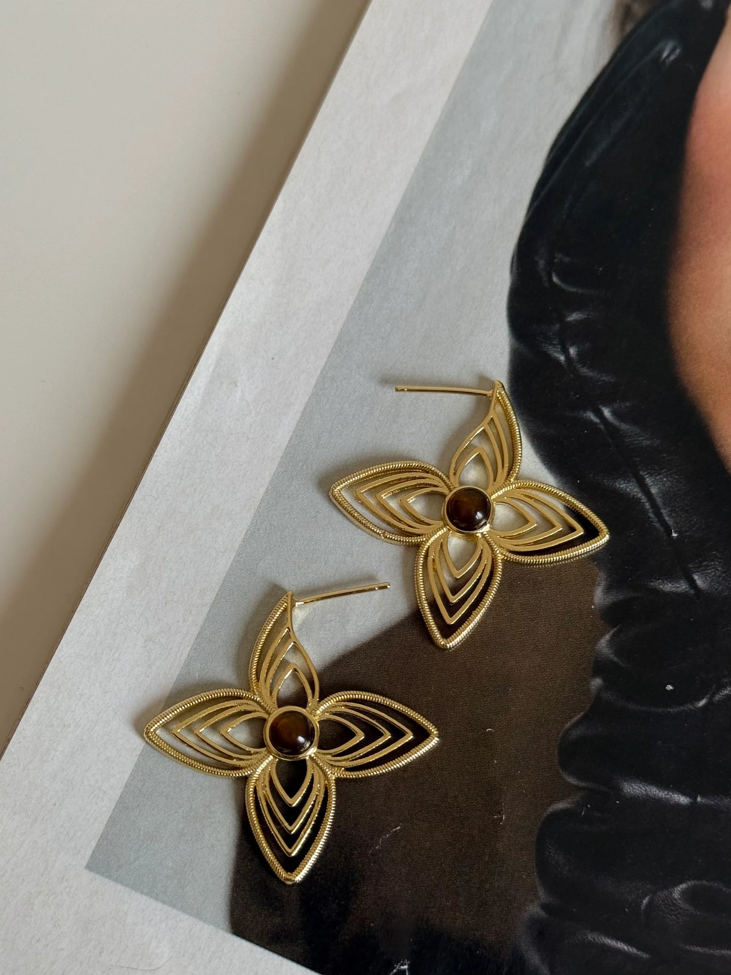 Gold Rengi Köşeli Yapraklı Kahverengi Taşlı Kadın Küpe
