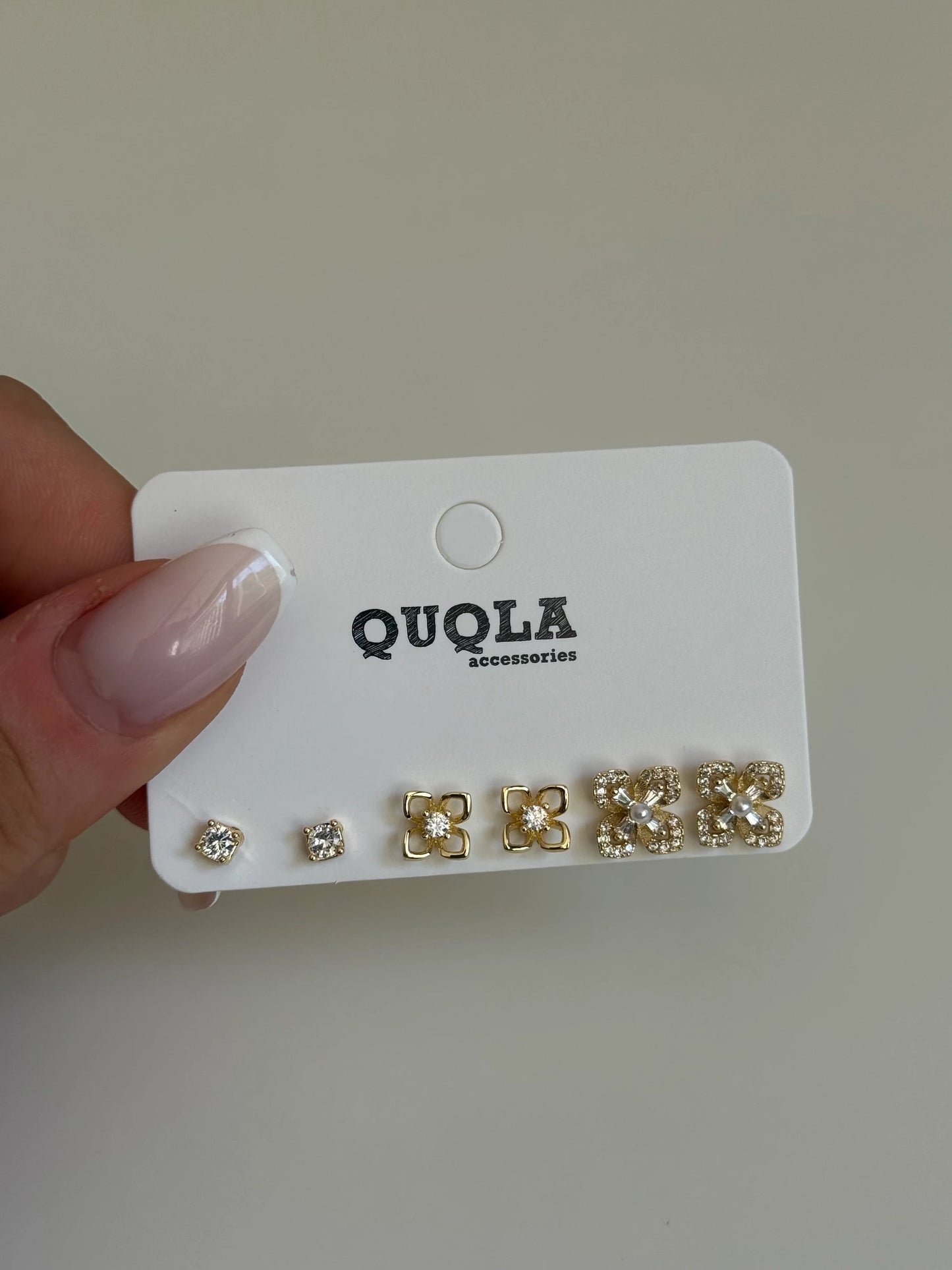 Gold Rengi Çiçekli Set Küpe