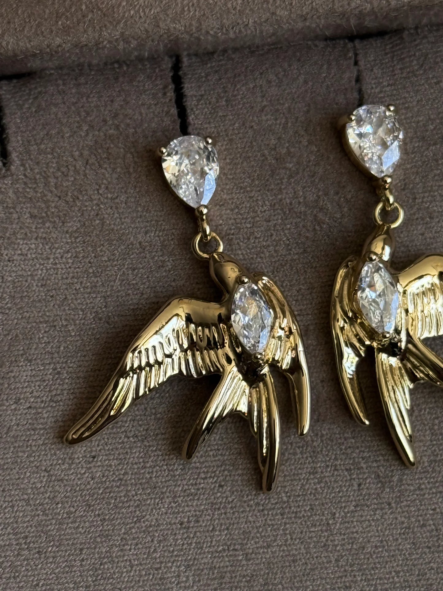 Gold Rengi Kuş Model Sallantılı Kadın Küpe