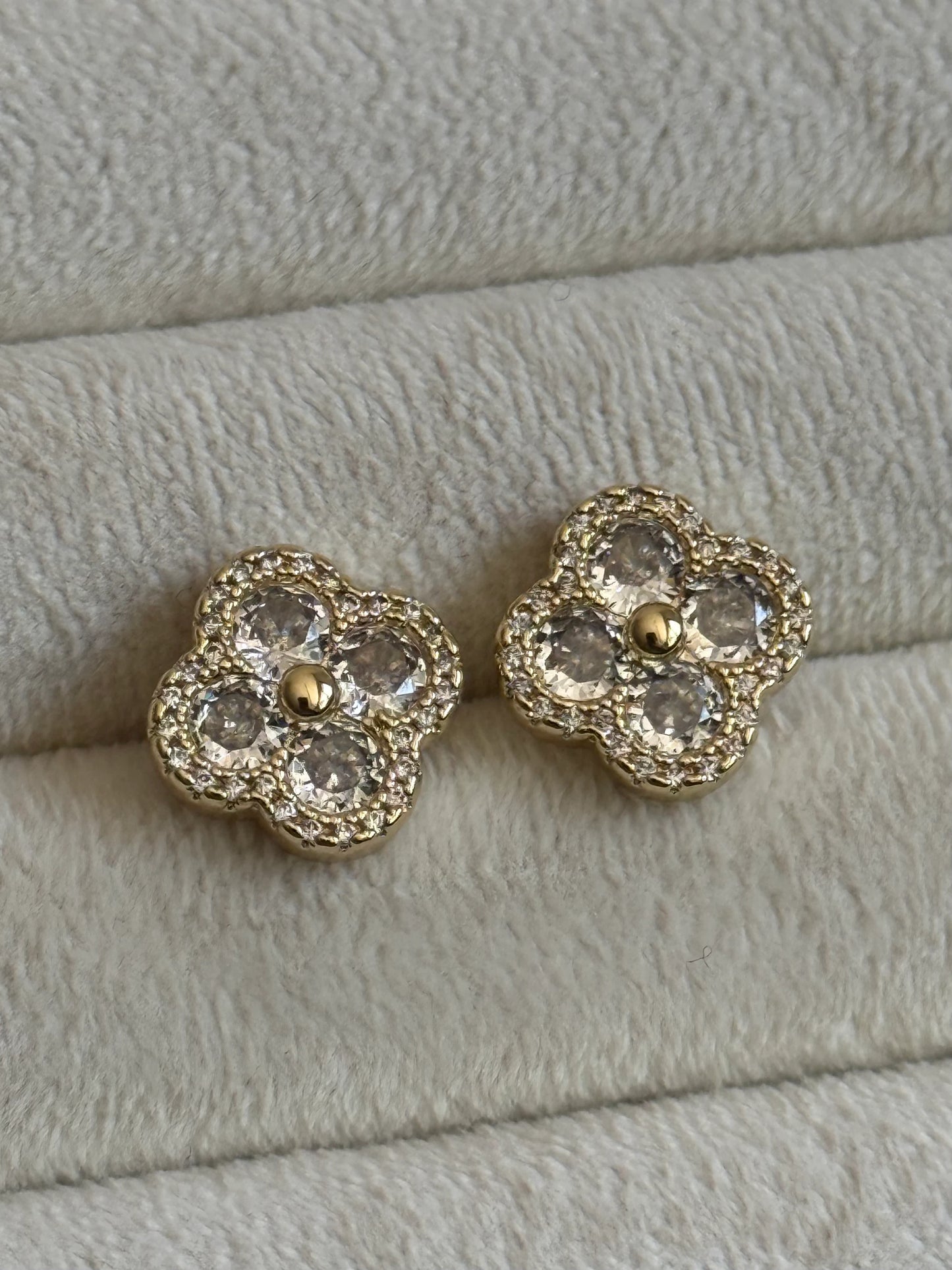 Gold Rengi Yonca Model Kadın Küpe