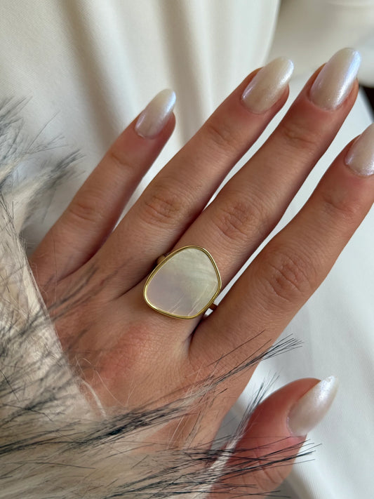 Gold Rengi Sedef Taşlı Oval Form Kadın Yüzük