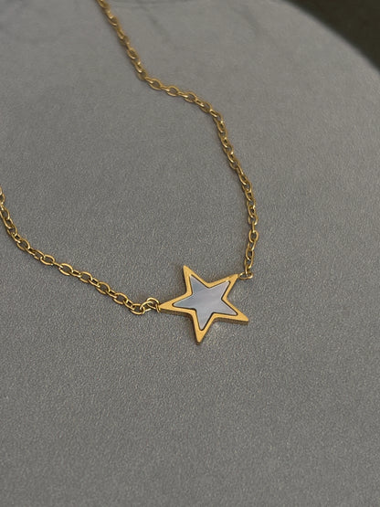 Gold Rengi Yıldız Figürlü Kadın Kolye