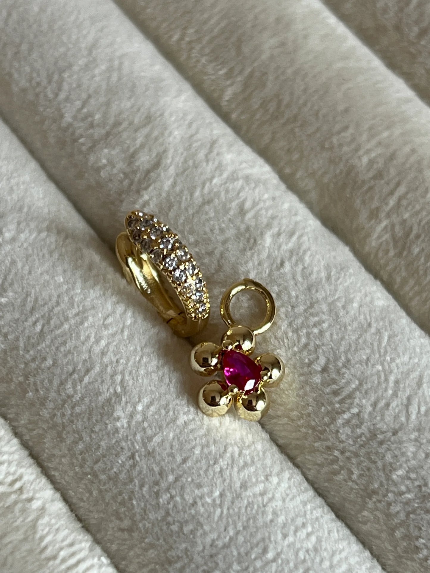 Gold Rengi Renkli Taşlı Çiçek Model Sallantılı Kadın Küpe