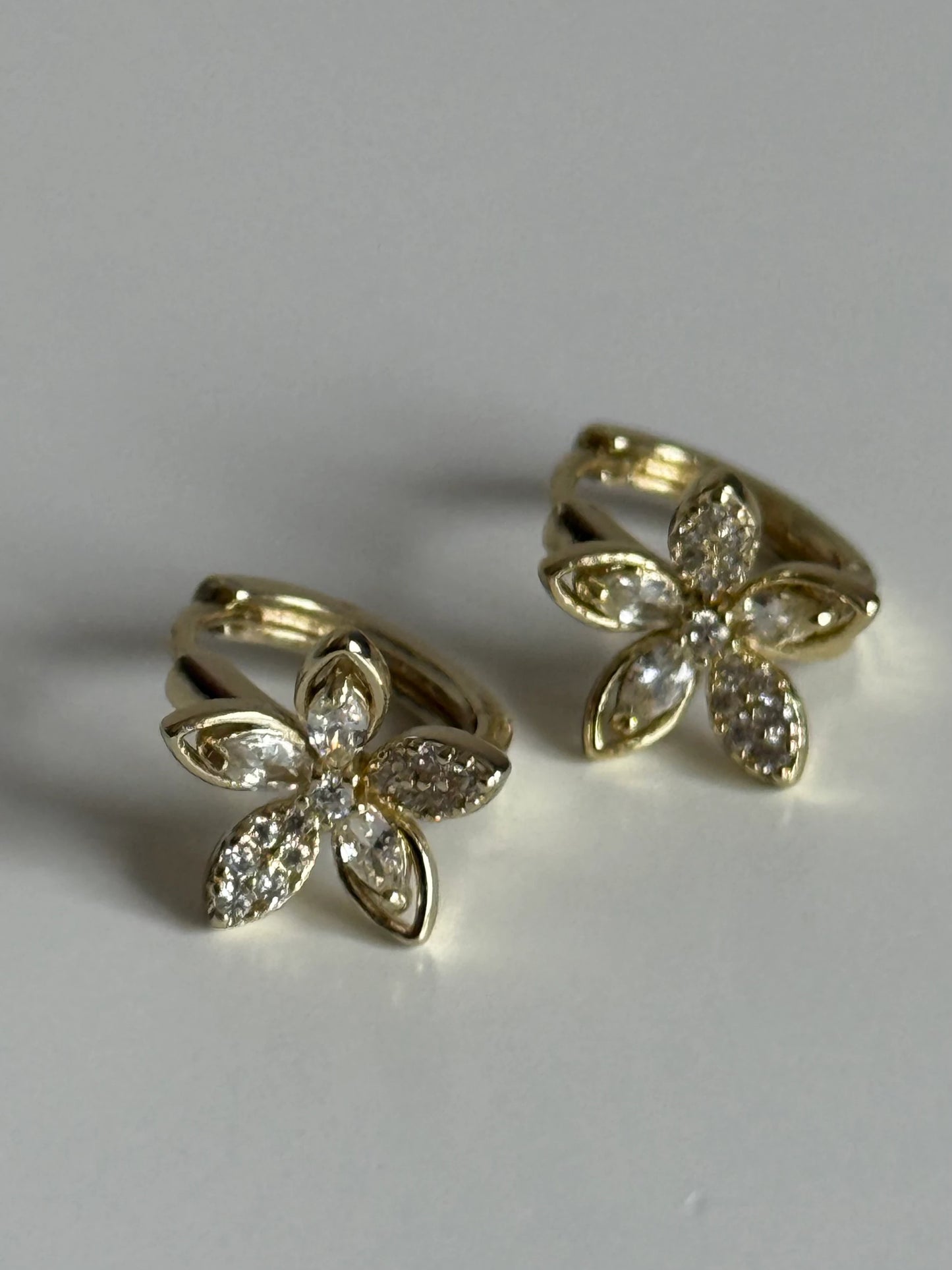 Gold Rengi Taşlı Çiçek Model Xupıng Küpe