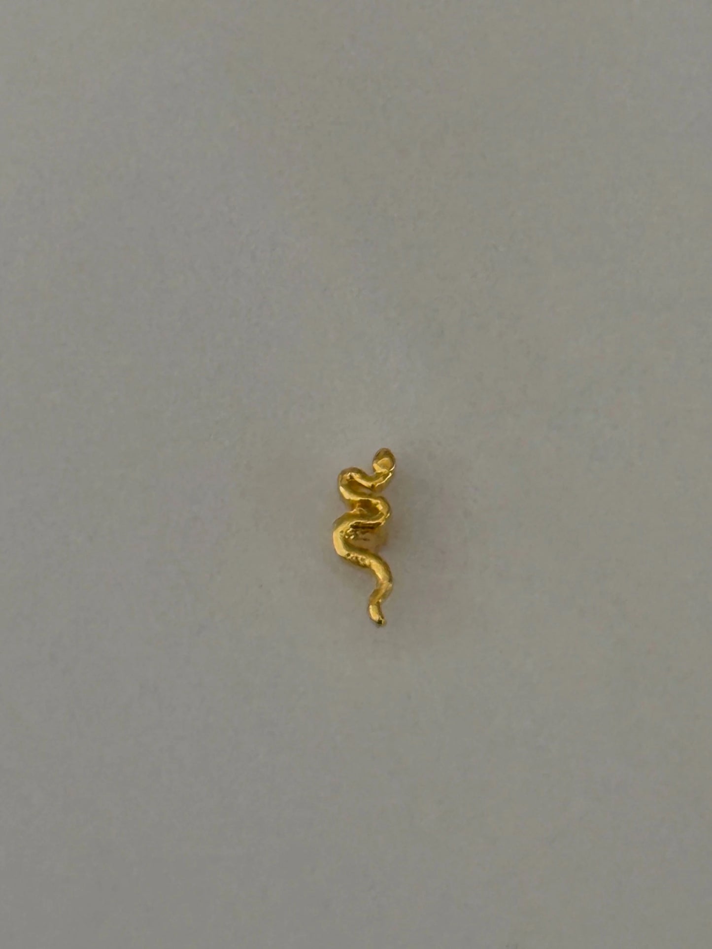 Gold Rengi Yılan Figürlü Kadın Piercing