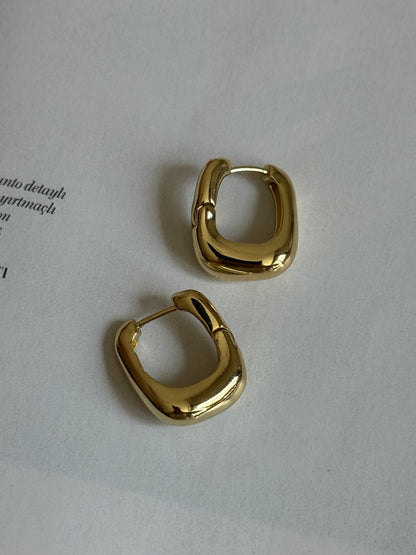 Gold Rengi Asimetrik Kadın Küpe