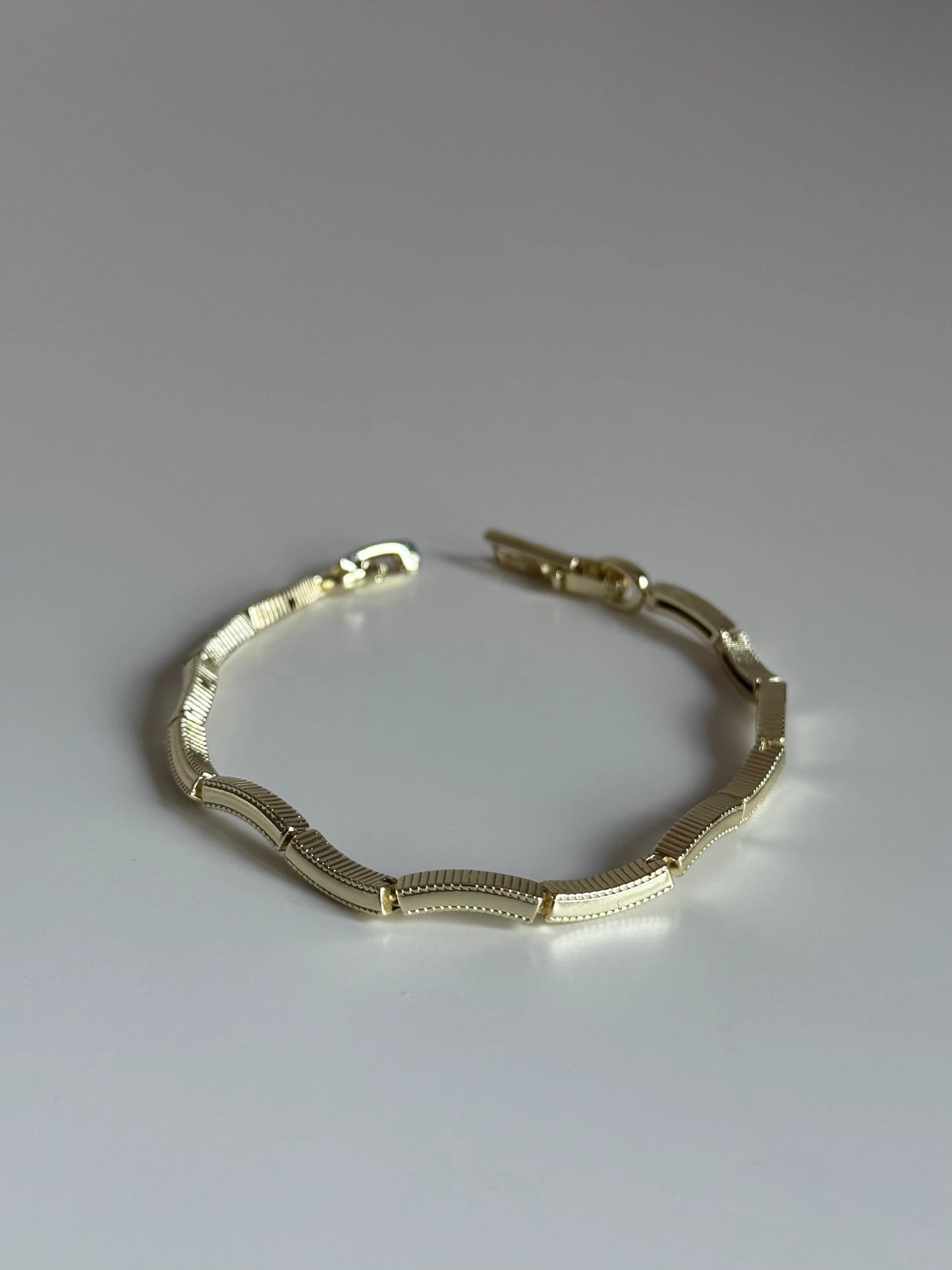 Gold Rengi Oval Form Sıralı Kadın Bileklik