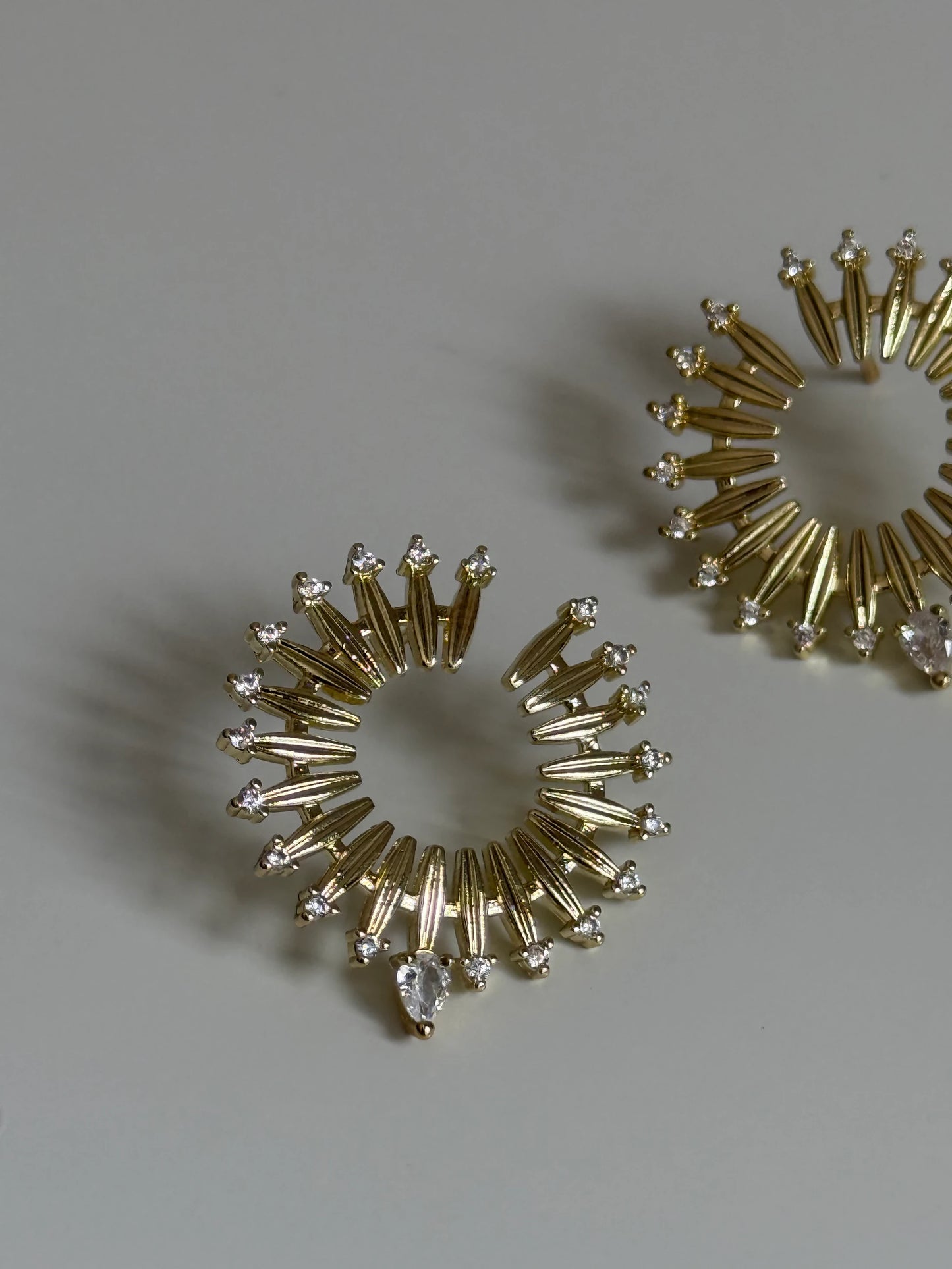 Gold Rengi Renkli Taşlı Yuvarlak Model Kadın Küpe