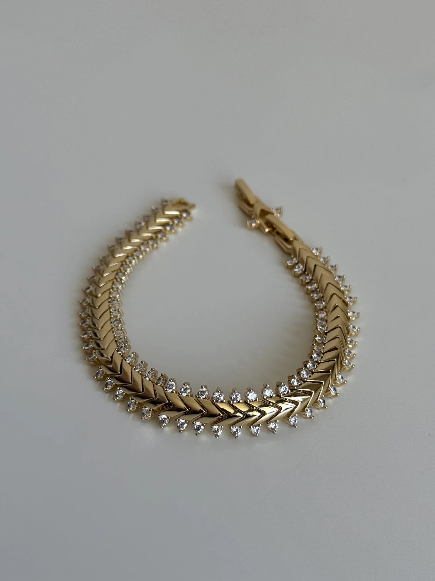 Gold Rengi V Model Taşlı Kadın Bileklik