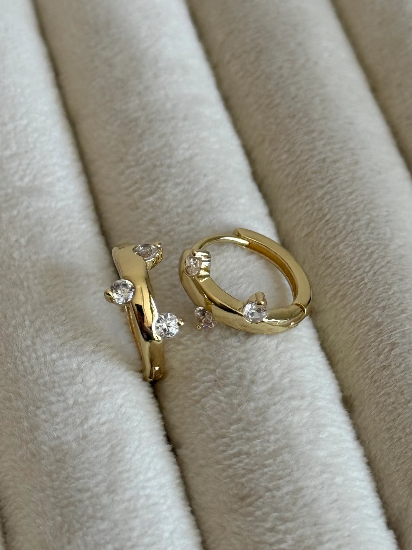 Gold Rengi Taş Yapraklı Minimal Halka Kadın Küpe