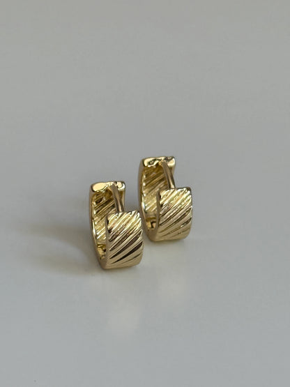 Gold Rengi Çizgi Desenli Minimal Halka Kadın Küpe