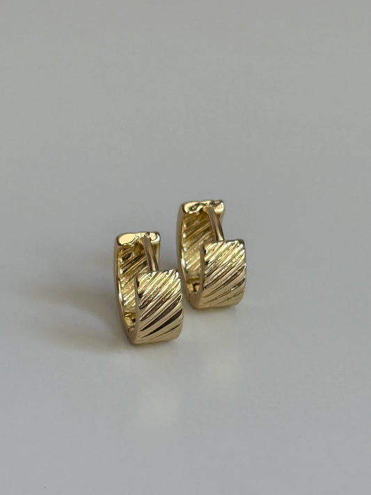 Gold Rengi Çizgi Desenli Minimal Halka Kadın Küpe