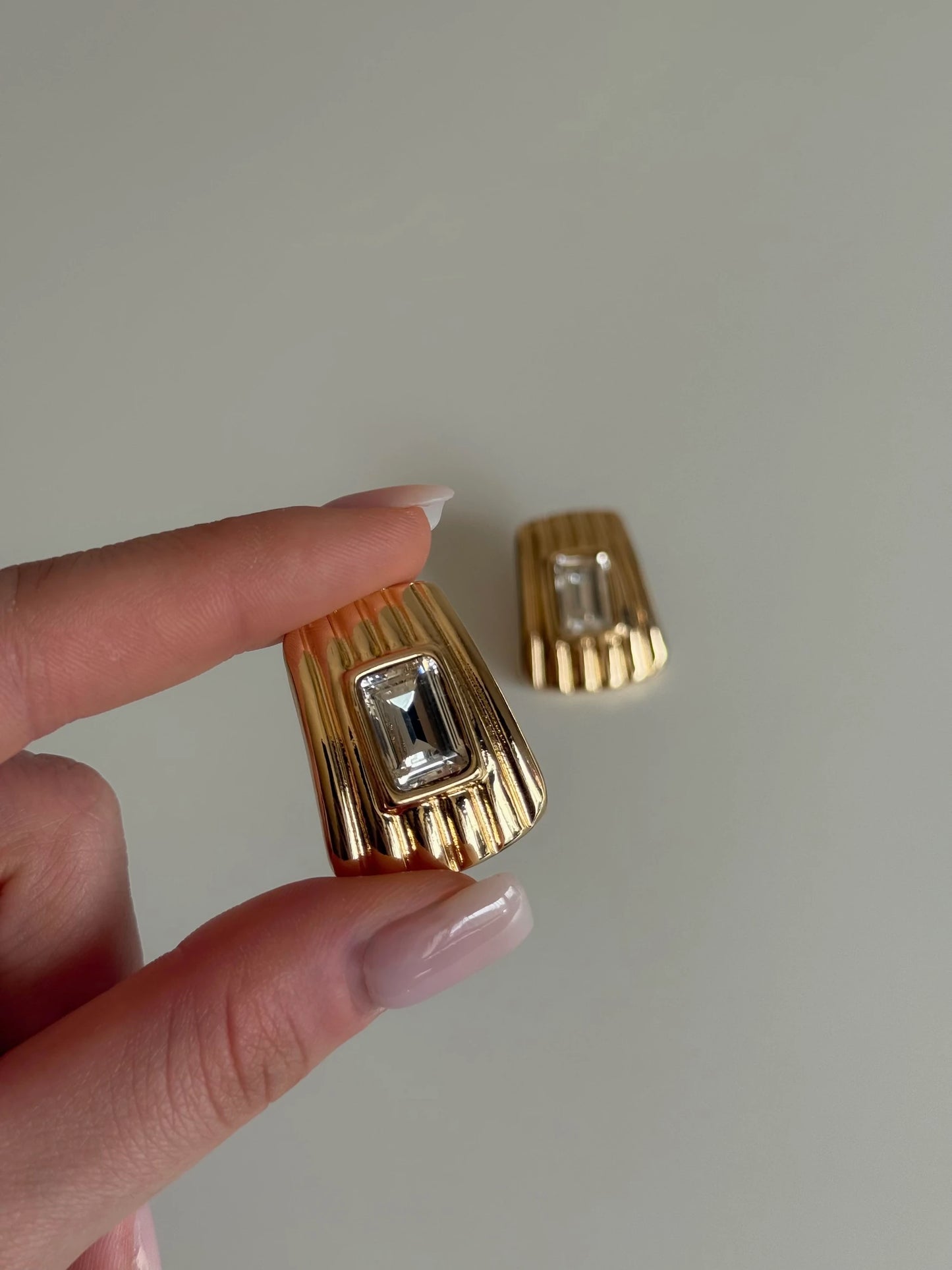 Gold Rengi Tırtıklı Model Renkli Taşlı Kadın Küpe