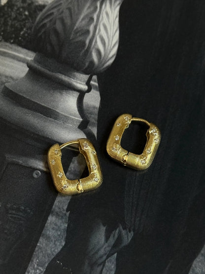 Gold Rengi Kare Model Kadın Küpe