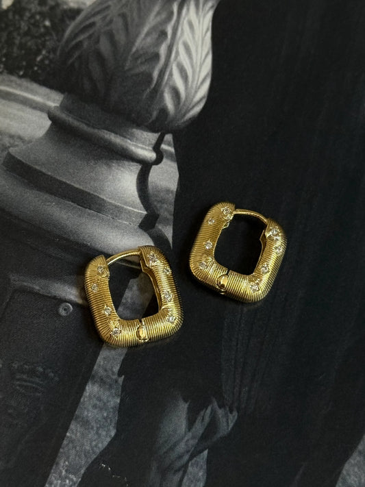Gold Rengi Kare Model Kadın Küpe